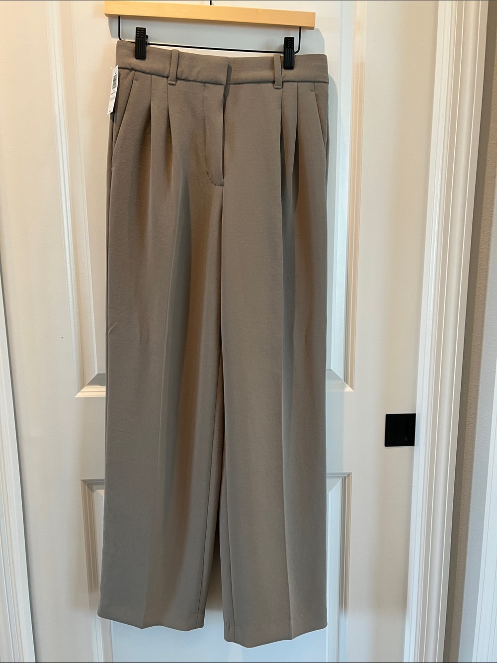 Aritzia Effortless Pant Full Length Crepette in Modern Taupe. NWT. Size 6
